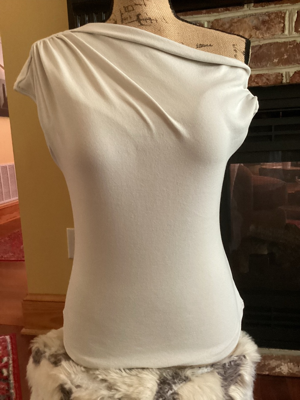 OGL GATHER ON SHOULDER / off shoulder on one side NWT